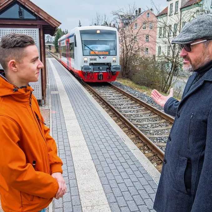 Praktikant Til Brandt und Bürgermeister Lutz Rosenlöcher am Haltepunkt Hohndorf. Foto: ERZ-Foto/Georg Ulrich Dostmann Blick.de